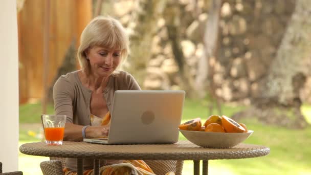 Vrouw gebruik laptopcomputer — Stockvideo