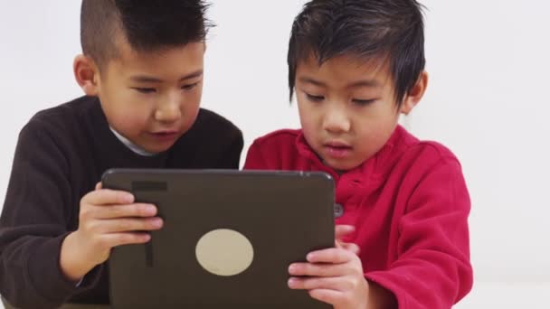 Jungen nutzen digitales Tablet — Stockvideo