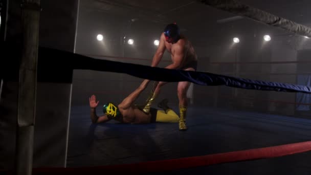 Maskovaný zápasník pokusí proniknout ven. — Stock video