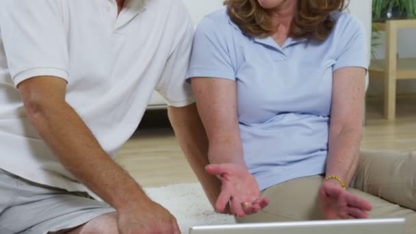 Casal usando computador portátil — Vídeo de Stock