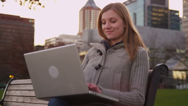 Mulher usando computador portátil — Vídeo de Stock