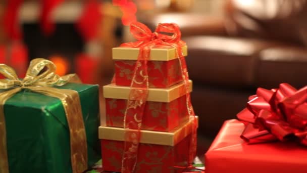 Рождественские подарки перед елкой — стоковое видео