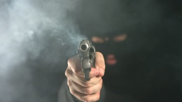 Pistola de disparos criminales — Vídeo de stock