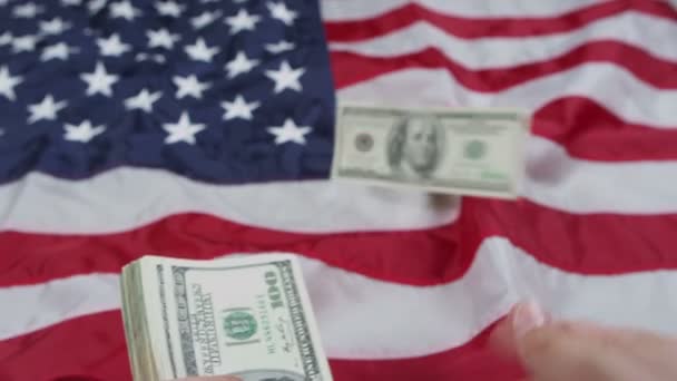 Person legt Geld auf uns Flagge — Stockvideo