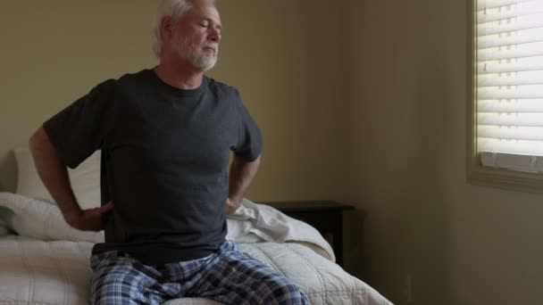 Oudere man met pijn — Stockvideo