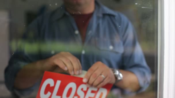 Empresario pegado en el cartel cerrado en la ventana — Vídeo de stock