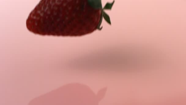 溅入粉色奶油草莓 — 图库视频影像