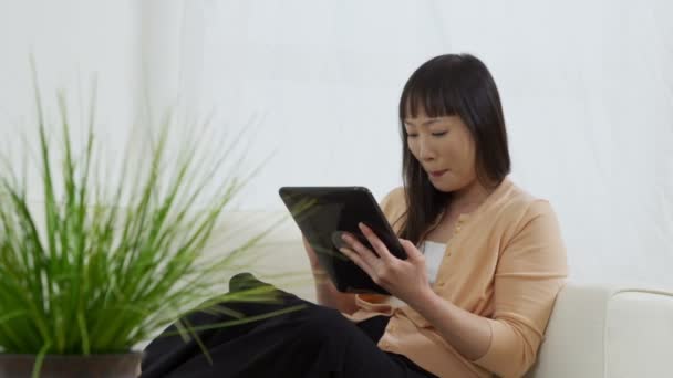 Женщина с цифровым планшетом — стоковое видео