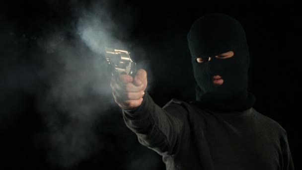 Uomo in maschera da sci spara pistola — Video Stock