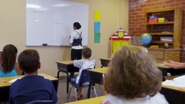 Professor faz perguntas aos alunos — Vídeo de Stock