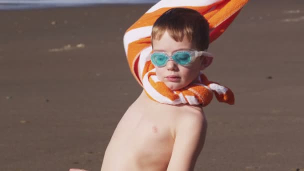 Ragazzo a spiaggia flessione muscoli — Video Stock