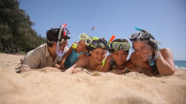 Familia tendida en la playa — Vídeos de Stock