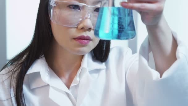 科学実験室の女性 — ストック動画
