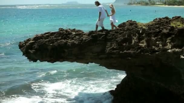 两人并肩站在岩石上 — 图库视频影像