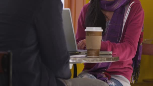 Studenten in café koffie drinken — Stockvideo