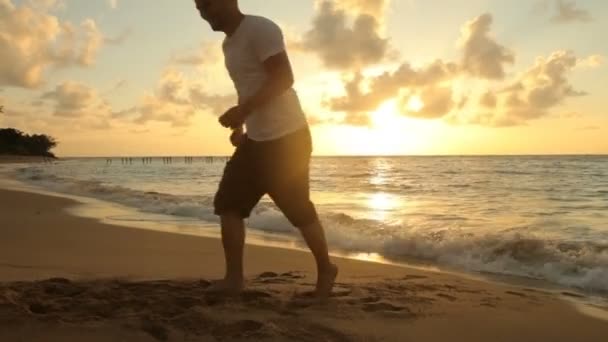 Padre e hija juegan en la playa — Vídeo de stock