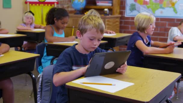 Studente utilizza un tablet digitale — Video Stock