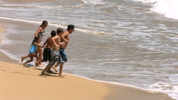 Familia se encuentra con el océano — Vídeos de Stock