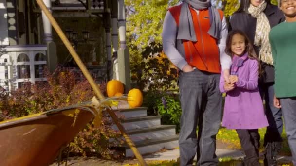 Retrato de la familia en el patio — Vídeo de stock