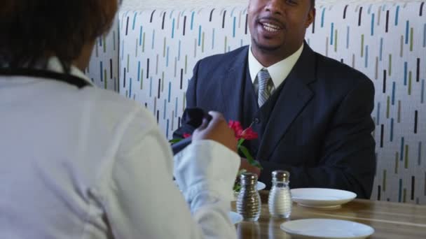 Pareja almorzando — Vídeos de Stock