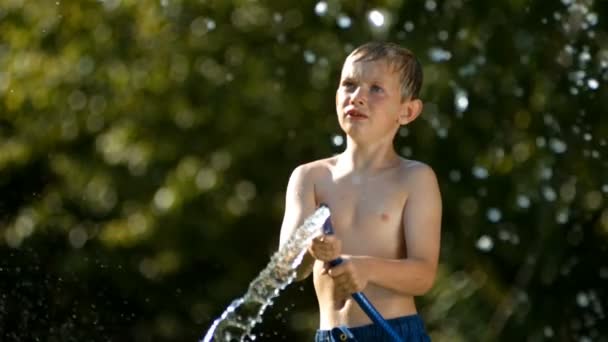 Kid spraying water — Stock Video