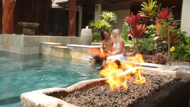 Par på resort pool — Stockvideo