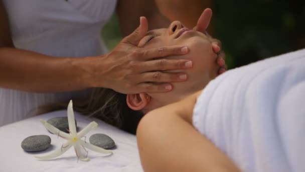 Woman gets massage — Stock Video