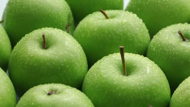 Färska gröna äpplen — Stockvideo