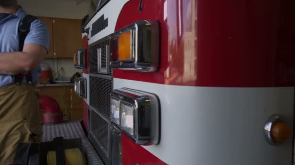 Retrato de un bombero cerca del camión — Vídeos de Stock