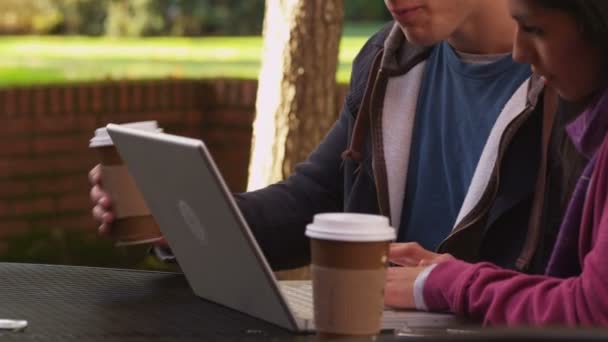 Estudiantes usando tableta digital — Vídeo de stock