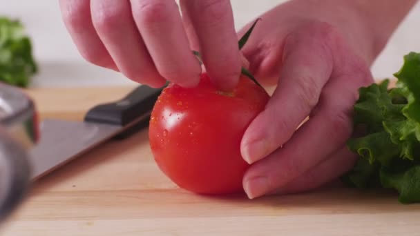 Cortar tomates frescos — Vídeo de stock