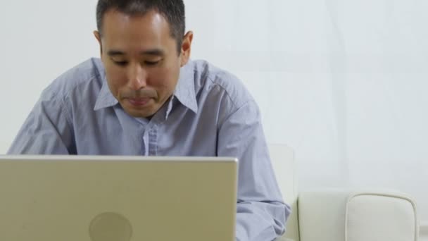 Homem usando computador portátil — Vídeo de Stock