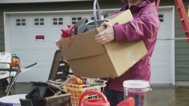 Mulher segurando caixa — Vídeo de Stock