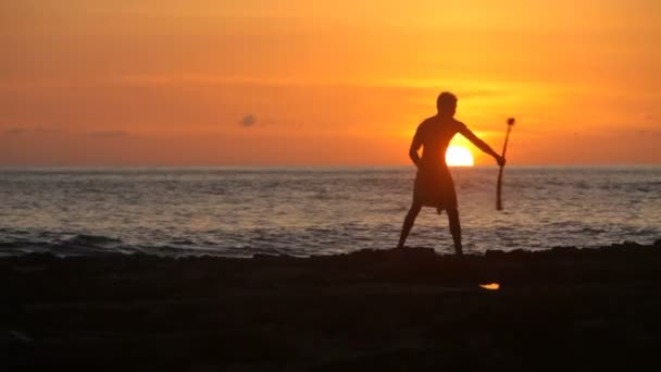 Hawaiian dansare med eld kniv — Stockvideo