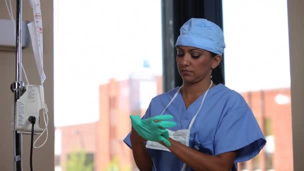 Медсестра працює в лікарні — стокове відео