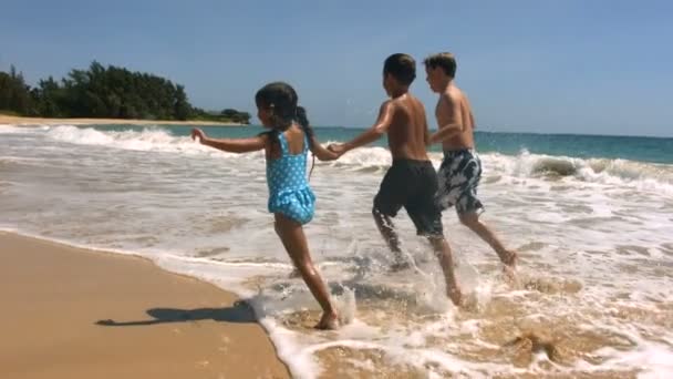 Дети бегут вдоль пляжа — стоковое видео