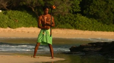 Yangın bıçak ile Hawaiian dansçı