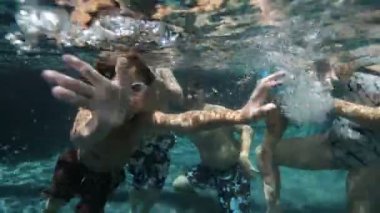 Çocuklar sualtı oyun