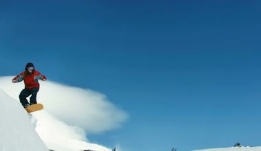 Gökyüzüne snowboard atlar