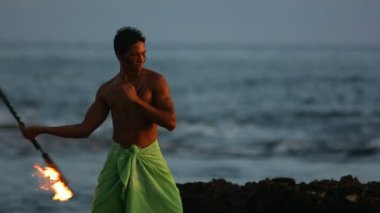Yangın bıçak ile Hawaiian dansçı