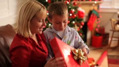 Anne ve oğlu hediye unwrapping