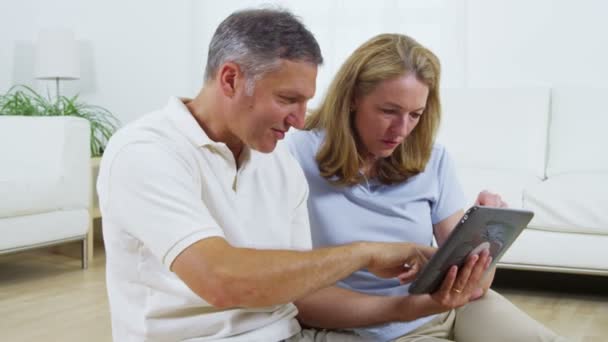 Para przy użyciu cyfrowego tabletu — Wideo stockowe