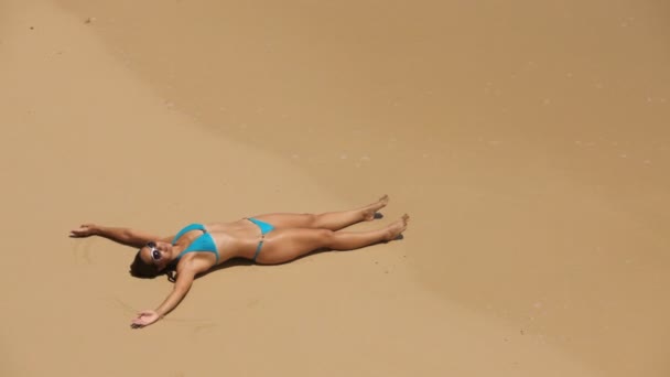 Donna sdraiata sulla spiaggia — Video Stock
