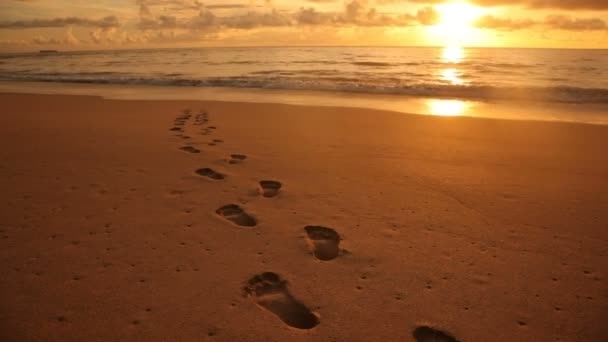 Fotspår i sanden på stranden — Stockvideo