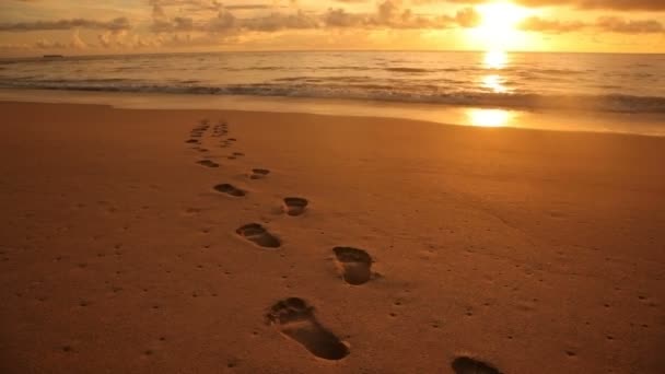 Huellas en la playa — Vídeos de Stock