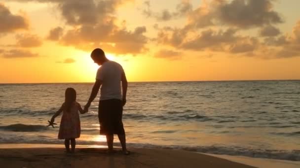 Padre y niña de pie junto al océano — Vídeos de Stock