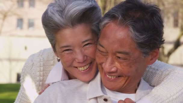 Couple sitting on bench — Stock Video