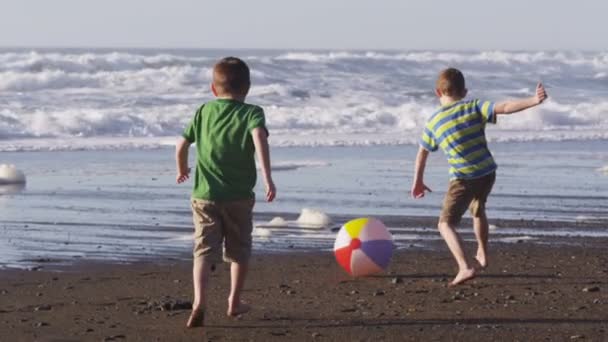 Chłopcy gry z piłka plażowa, — Wideo stockowe
