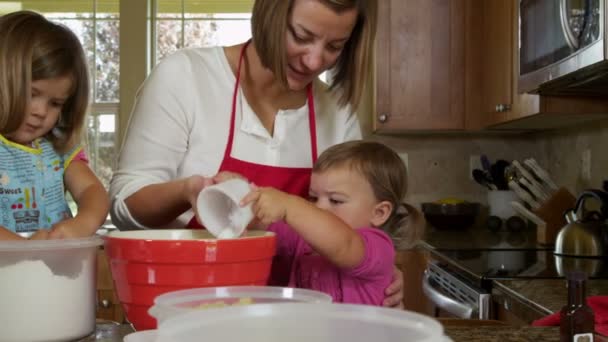 Mãe e filhas fazendo biscoitos — Vídeo de Stock