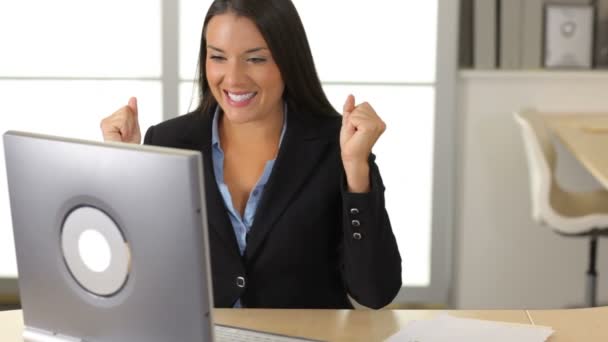 Femme d'affaires célèbre dans le bureau — Video